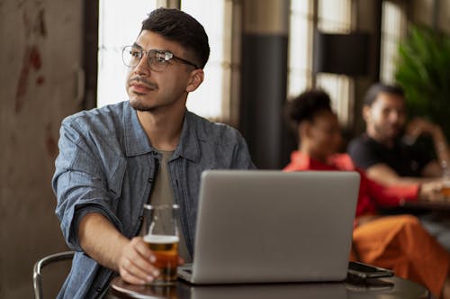 Základová fotografie zdarma na téma bar, notebook, pivní sklo