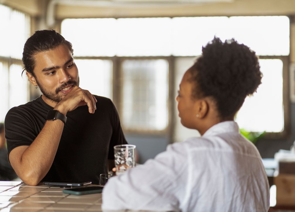 Online dating: starting a conversation on a niche platform