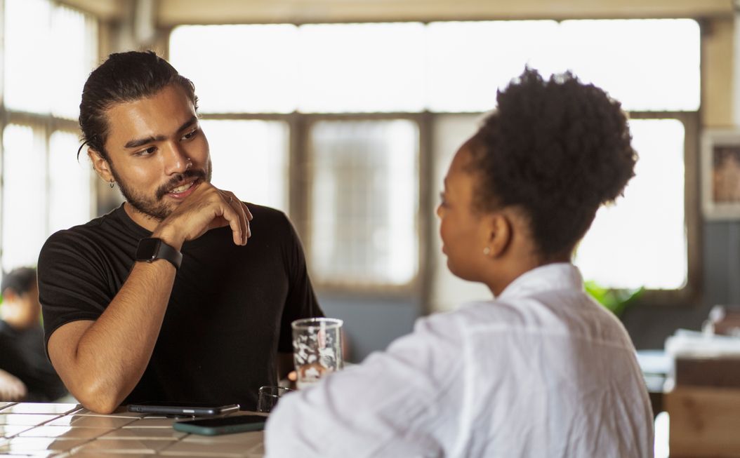 Online dating: starting a conversation on a niche platform