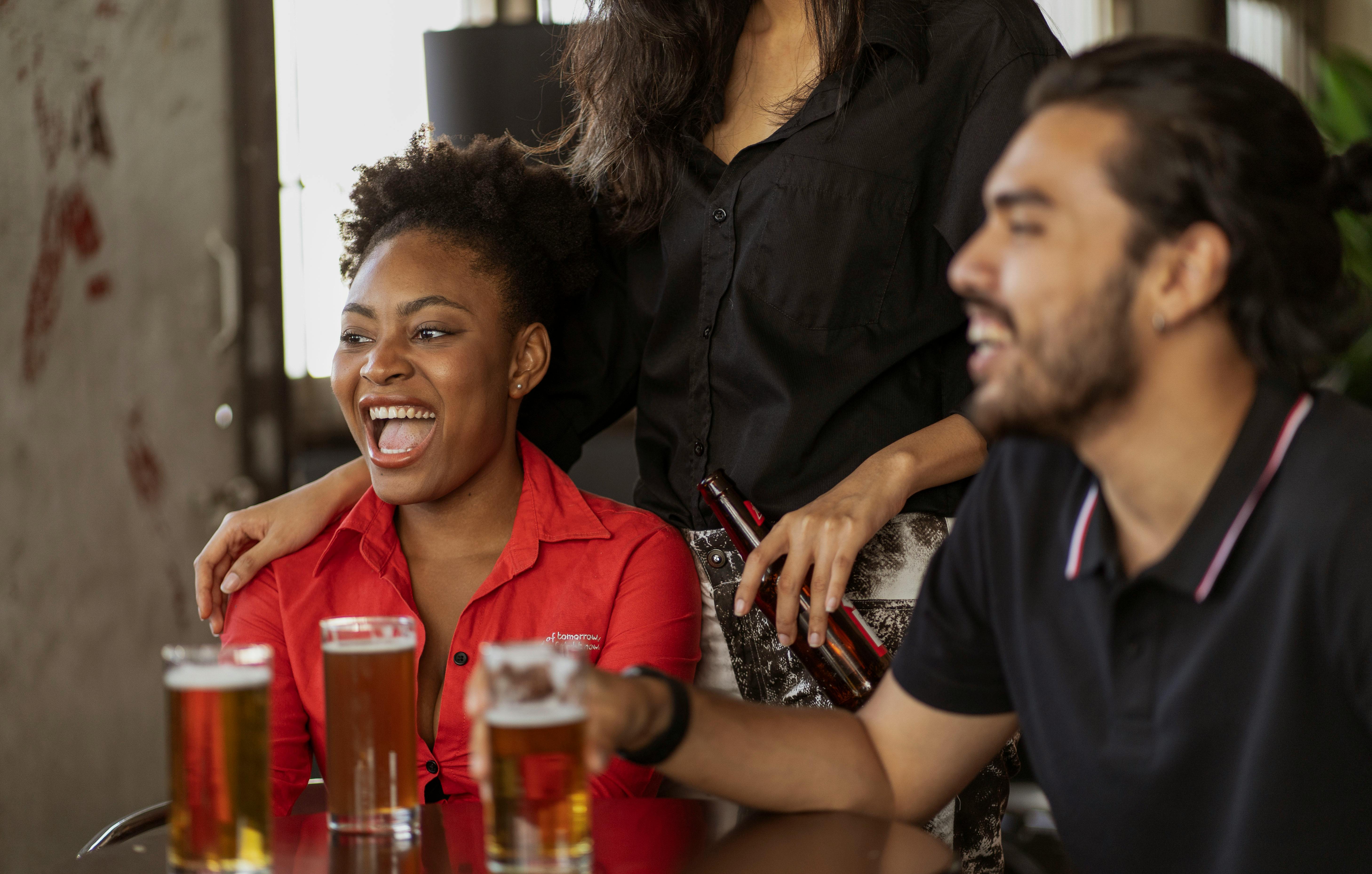 무료 # 실내, 검은색 셔츠, 그룹의 무료 스톡 사진