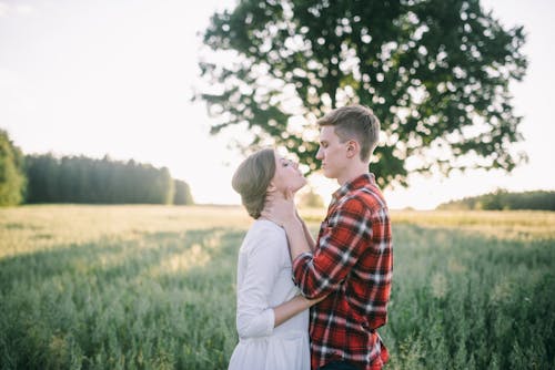 Uomo E Donna In Piedi Sul Campo Di Erba Verde