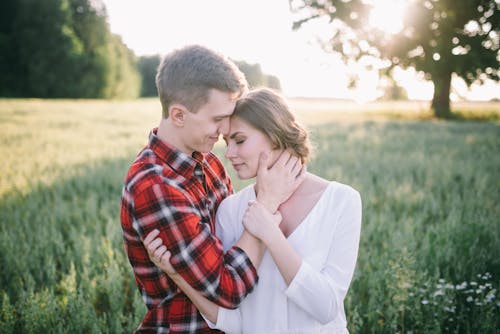 Uomo E Donna Che Bacia