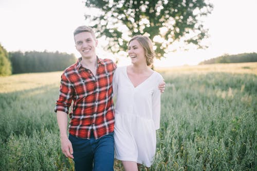 Uomo E Donna In Piedi Sul Campo Di Erba Verde