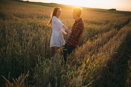 Donna In Camicia A Maniche Lunghe Bianca E Pantaloni Neri In Piedi Sul Campo Di Erba Verde