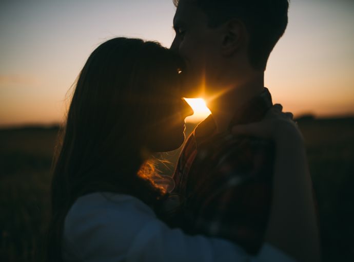 Online dating: starting a conversation on a niche platform
