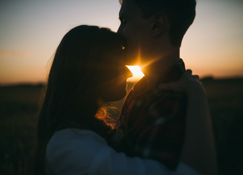 Online dating: starting a conversation on a niche platform