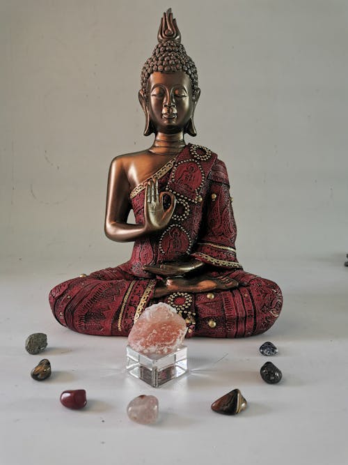 Photos gratuites de Bouddhisme, figurine, fond gris