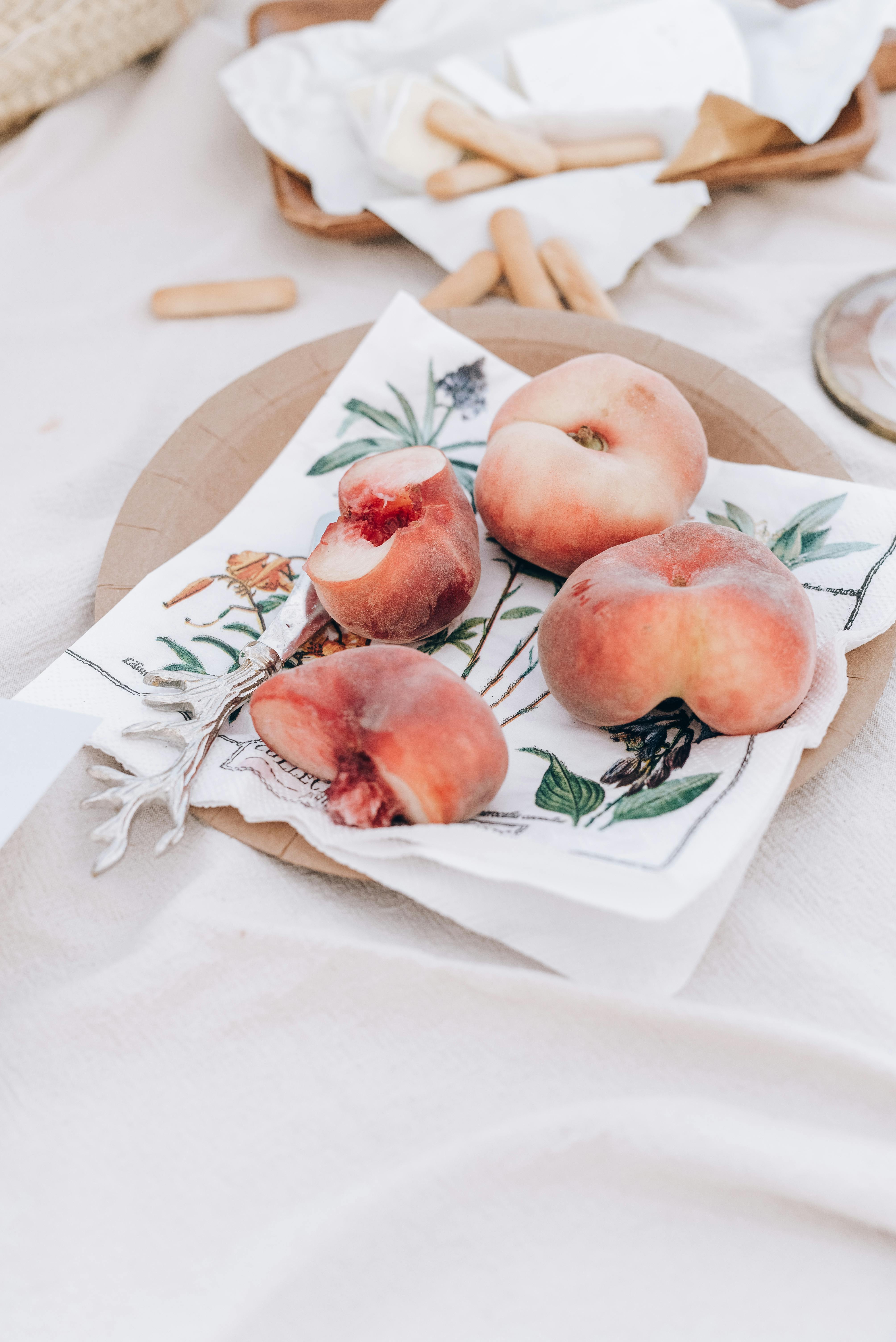 户外野餐时，餐巾上多汁桃子的特写镜头