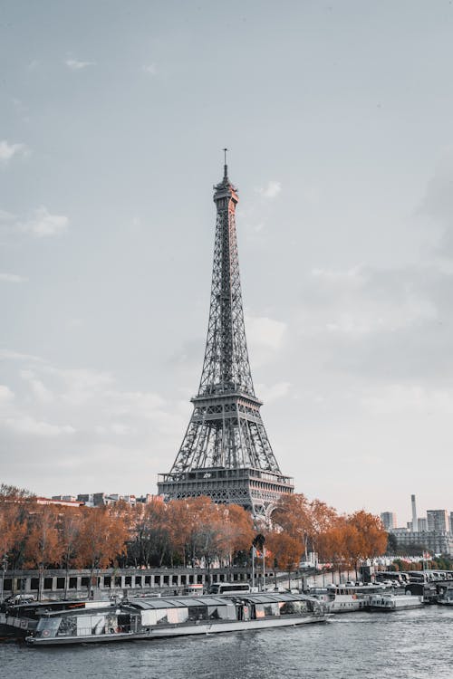 Torre Eiffel Sotto Le Nuvole Bianche