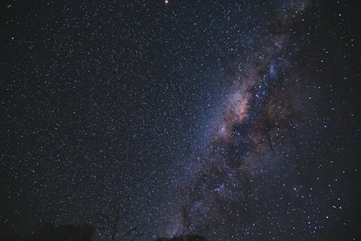 这张令人着迷的照片捕捉到了银河系与星空的惊人美丽