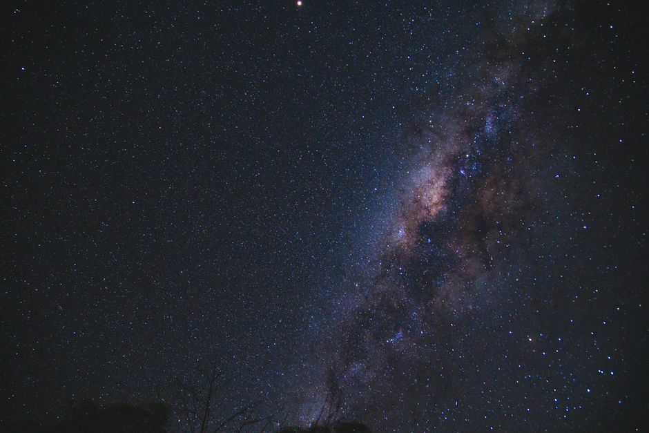 でっかい陰キャと小さい陽キャが月を目指すラブコメ「星月夜工業高校ルナ同好会」1巻(コミックナタリー)