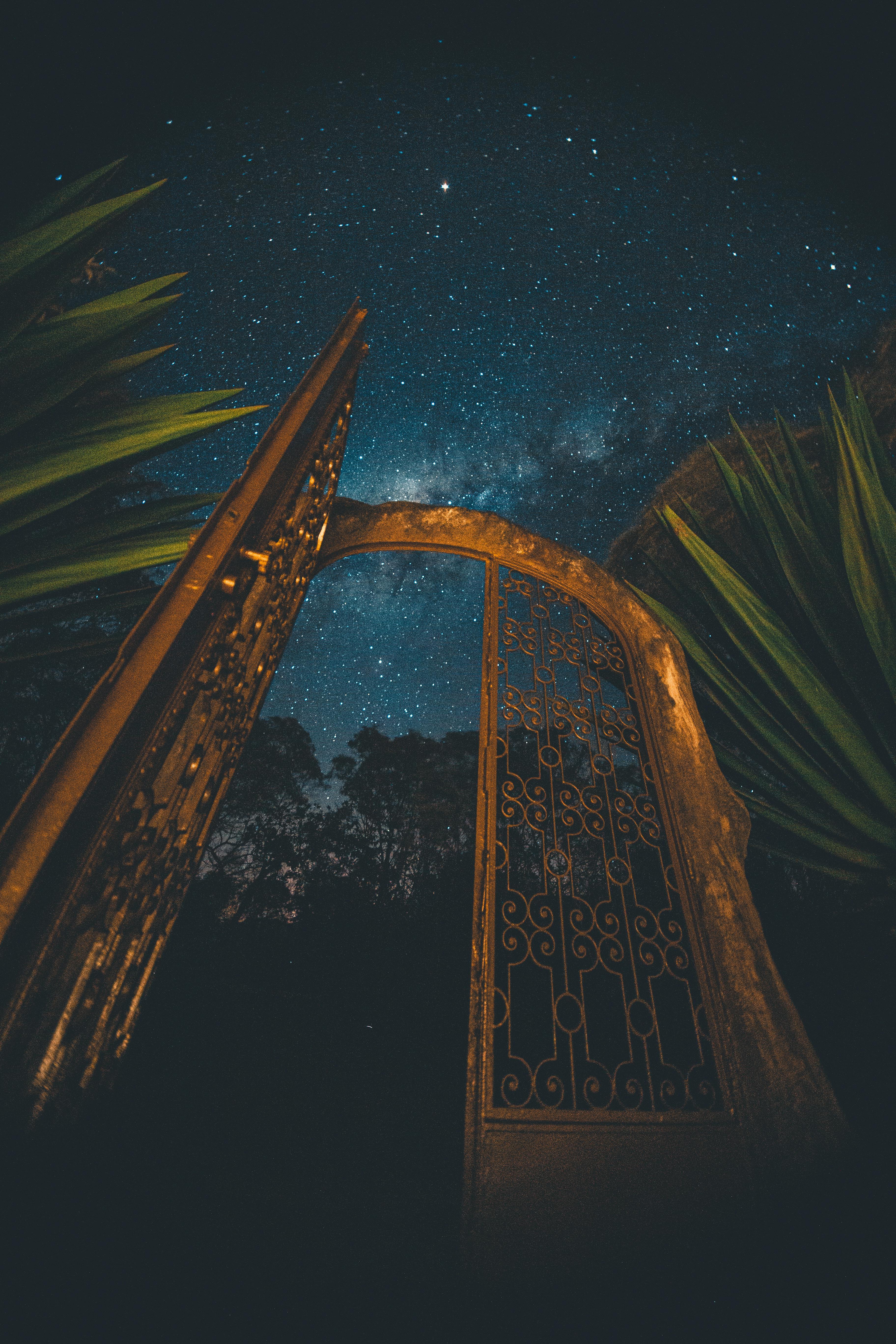 入口景色令人着迷，俯瞰星空，唤起奇迹与宁静