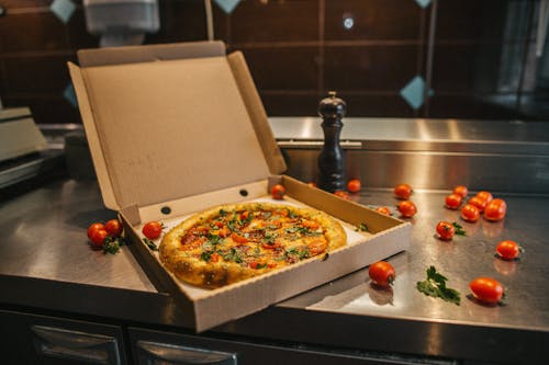 Pizza Auf White Box In Der Nähe Von Edelstahl Wasserhahn