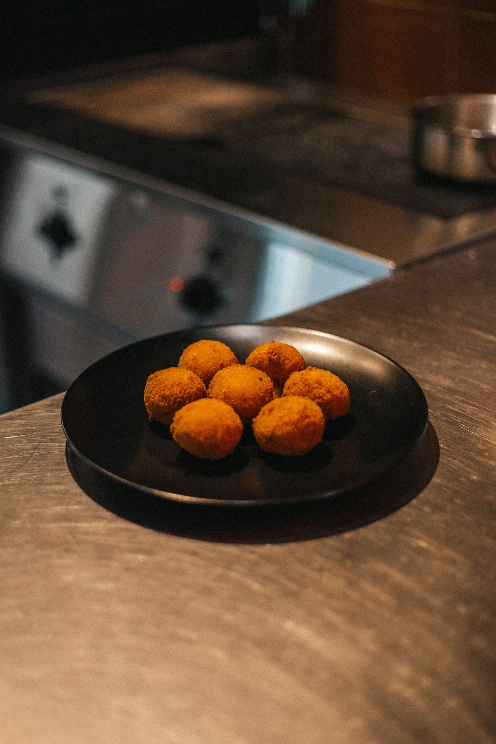 Crocchè e pezzi di rosticceria dorati su un piatto scuro