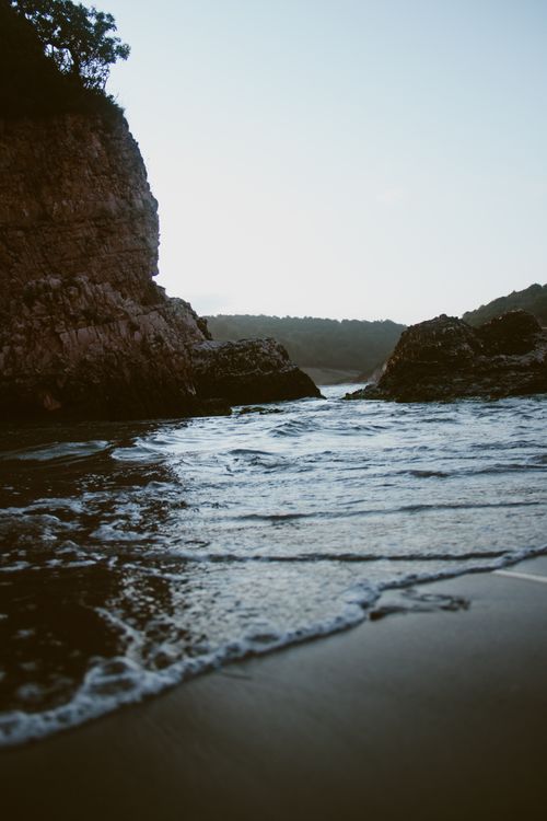 Free Captivating coastal landscape in Türkiye with waves crashing against rocky cliffs at dawn. Stock Photo
