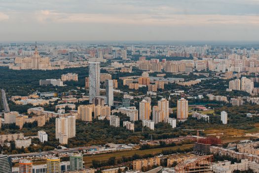 鸟瞰一座拥有密集高层建筑和绿地的大城市