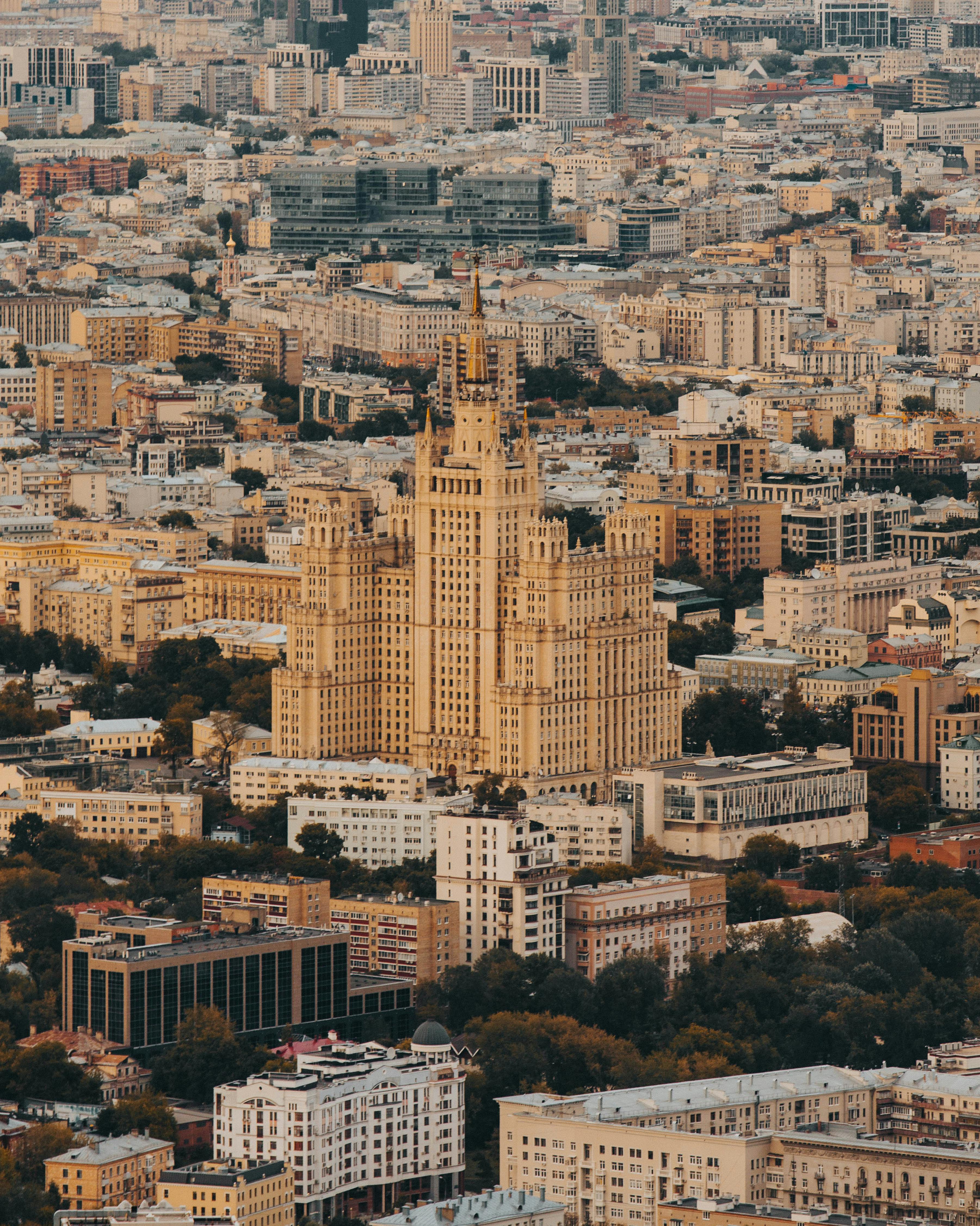 这张令人惊叹的莫斯科鸟瞰图，展示了被城市景观包围的标志性斯大林主义建筑