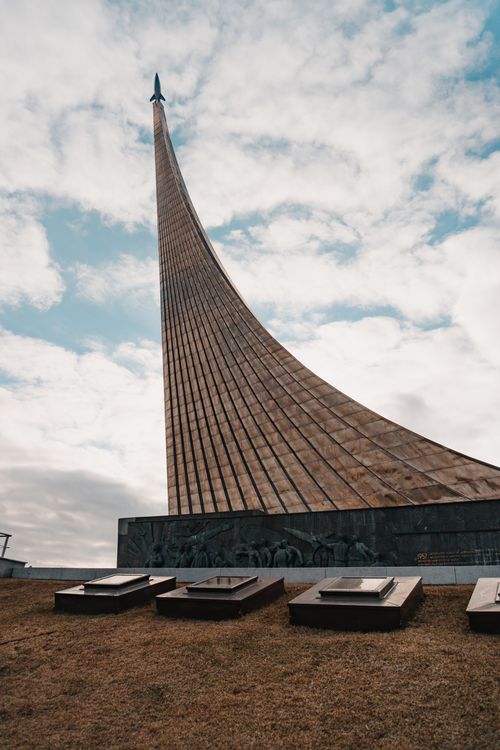 Free View of the Monument to the Conquerors of Space in Moscow under a cloudy sky, showcasing its grandeur. Stock Photo