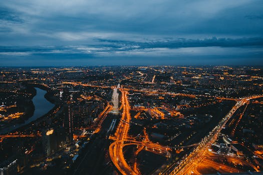 城市夜间明亮的街道和天际线的鸟瞰图令人惊叹