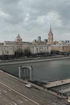 城市天际线全景，在多云天空下，囊括了著名建筑与河流