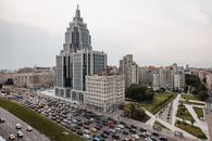 一张繁忙城市十字路口的鸟瞰图，可见摩天大楼与拥挤的交通