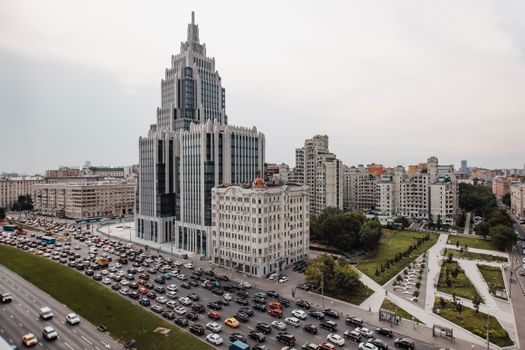 一张繁忙城市十字路口的鸟瞰图，可见摩天大楼与拥挤的交通