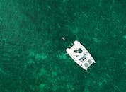 无人机捕捉到漂浮在田园诗般的翡翠大海中的宁静游艇，非常适合旅行灵感