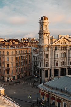 俯瞰圣彼得堡标志性十字路口，展现经典建筑风貌