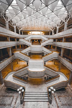 现代建筑中，宏伟的内部楼梯与建筑设计共同构成了令人惊叹的景色