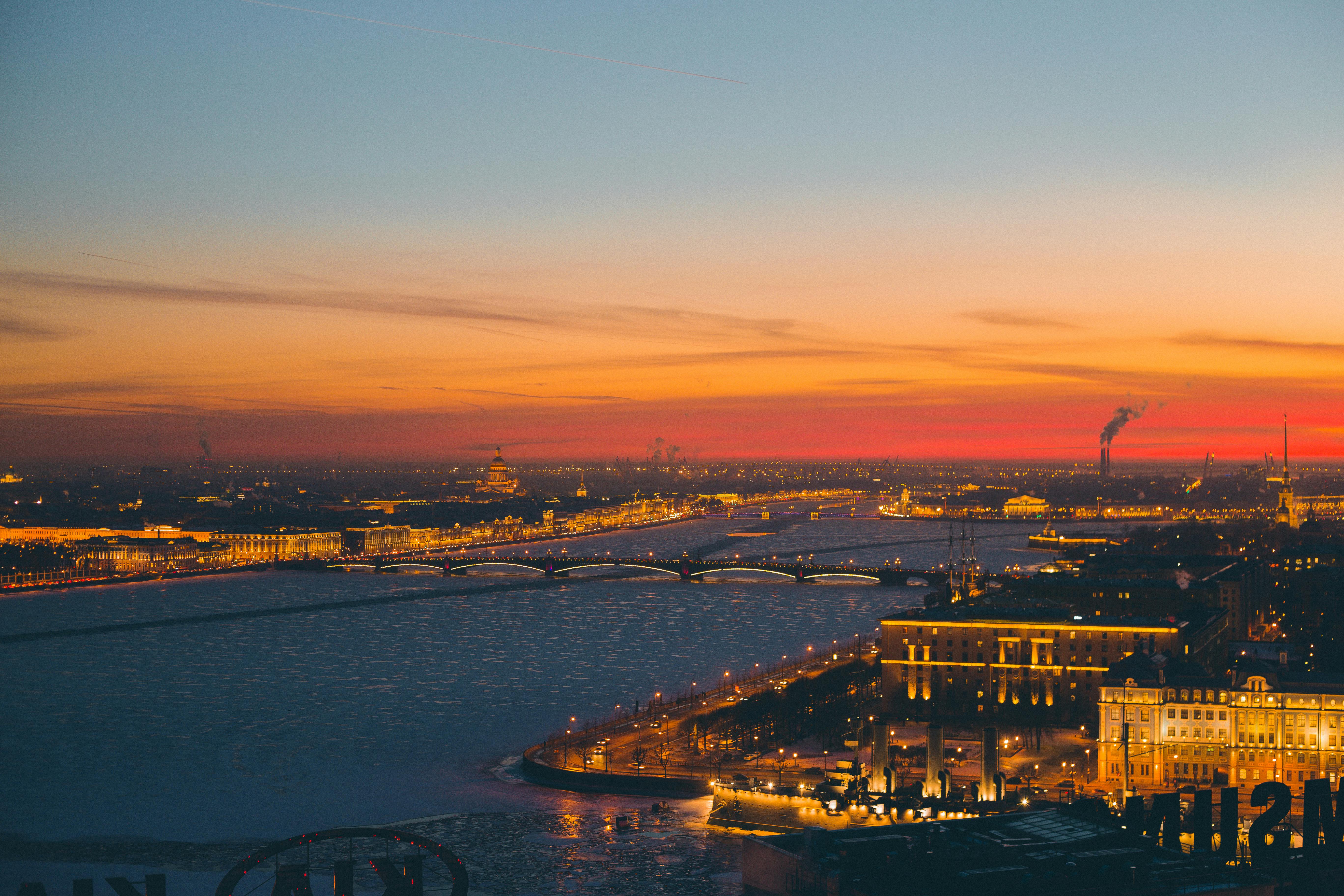 日落时分的城市鸟瞰图令人惊叹，凸显了充满活力的色彩