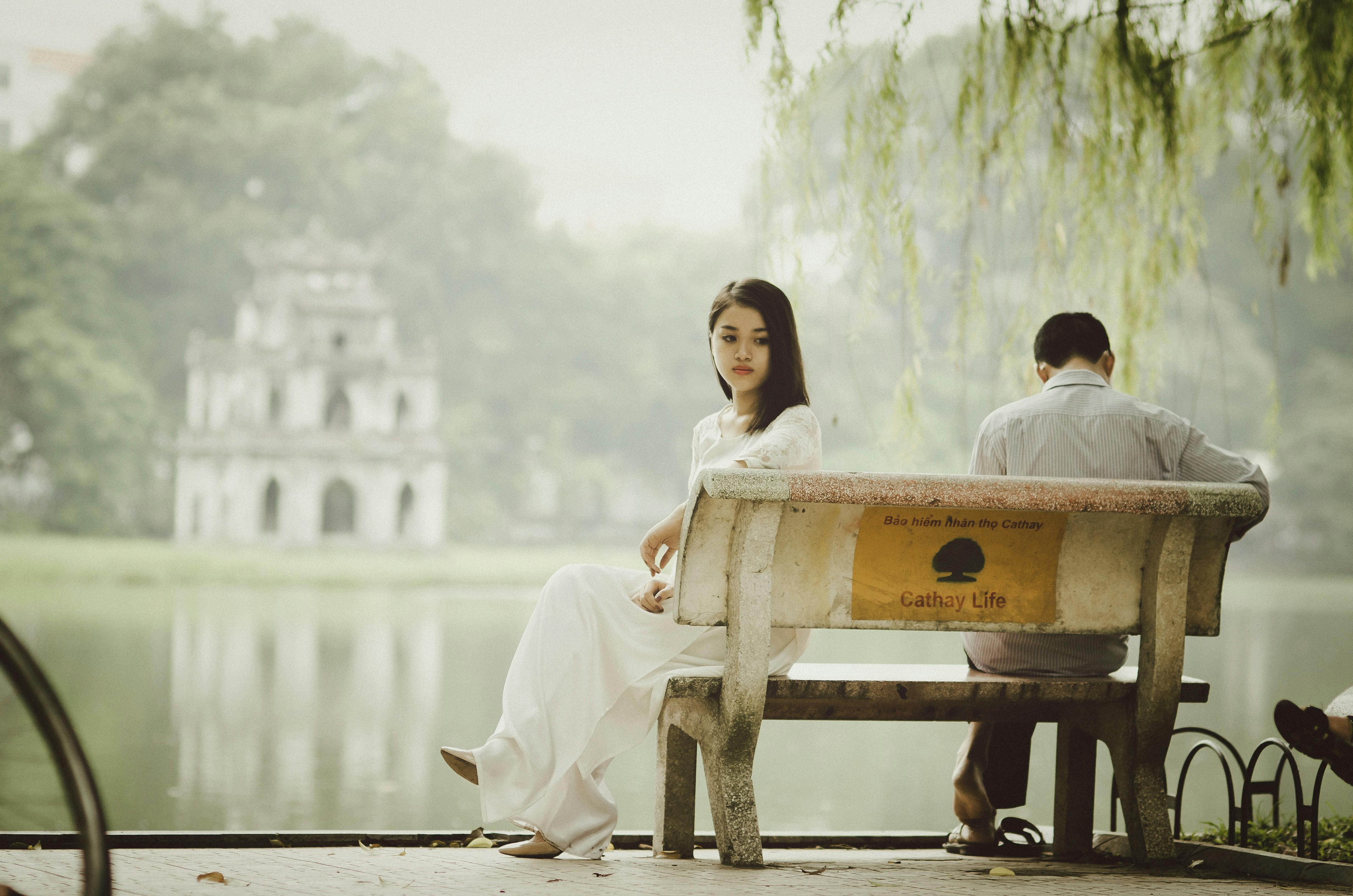 Couple sitting on bench | Photo: Pexels