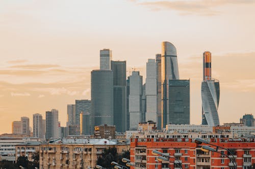 Edifícios Da Cidade Sob O Céu Azul