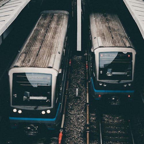 Autobus Blu E Nero Sulla Strada