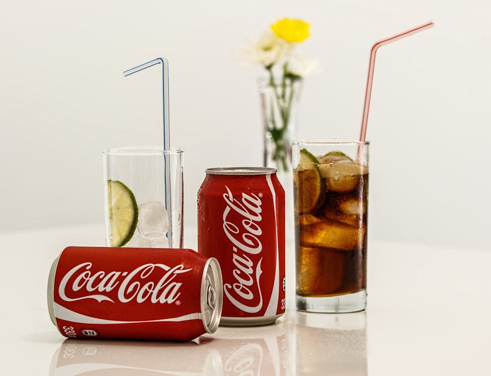 無料 コカ・コーラの缶とライン付きグラス 写真素材