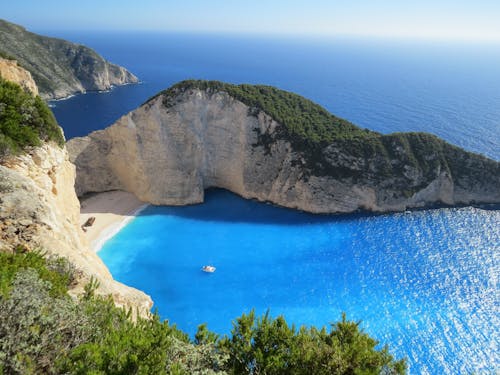 Free Blue Sea Under Clear Blue Sky Stock Photo