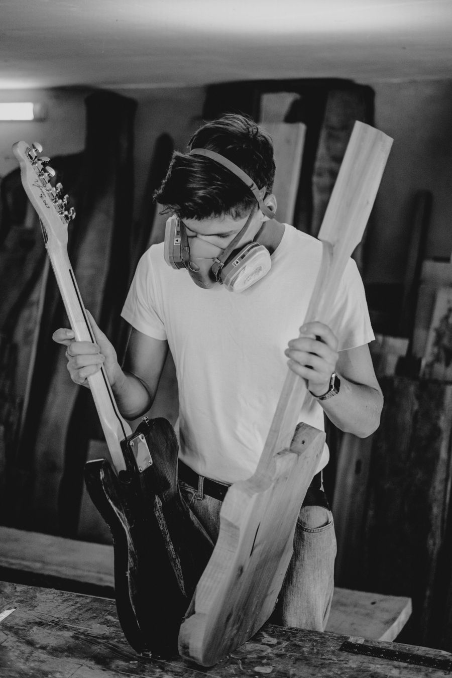Luthier fabricando guitarras en taller