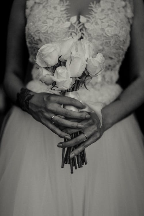 검정색과 흰색, 결혼 반지, 결혼식 부케의 무료 스톡 사진