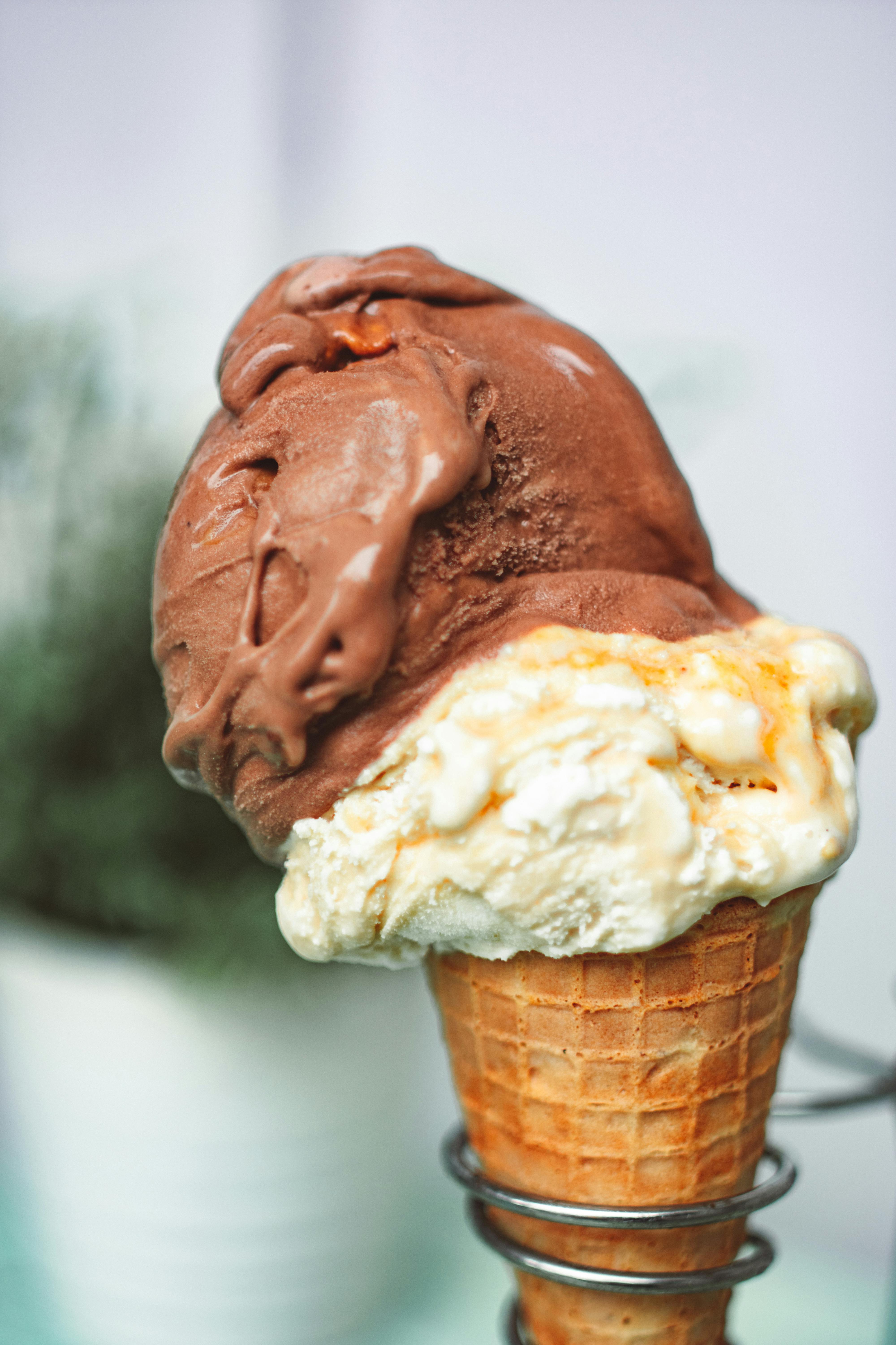 Ice cream cone double scoop hi-res stock photography and images