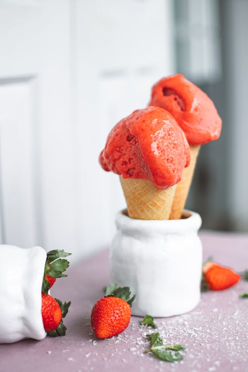 Kostenlos Kostenloses Stock Foto zu dessert, eistüte, erdbeeren Stock-Foto