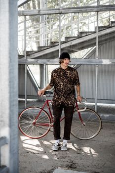 城市里，一位穿着豹纹衬衫、骑着红色自行车的时尚男子