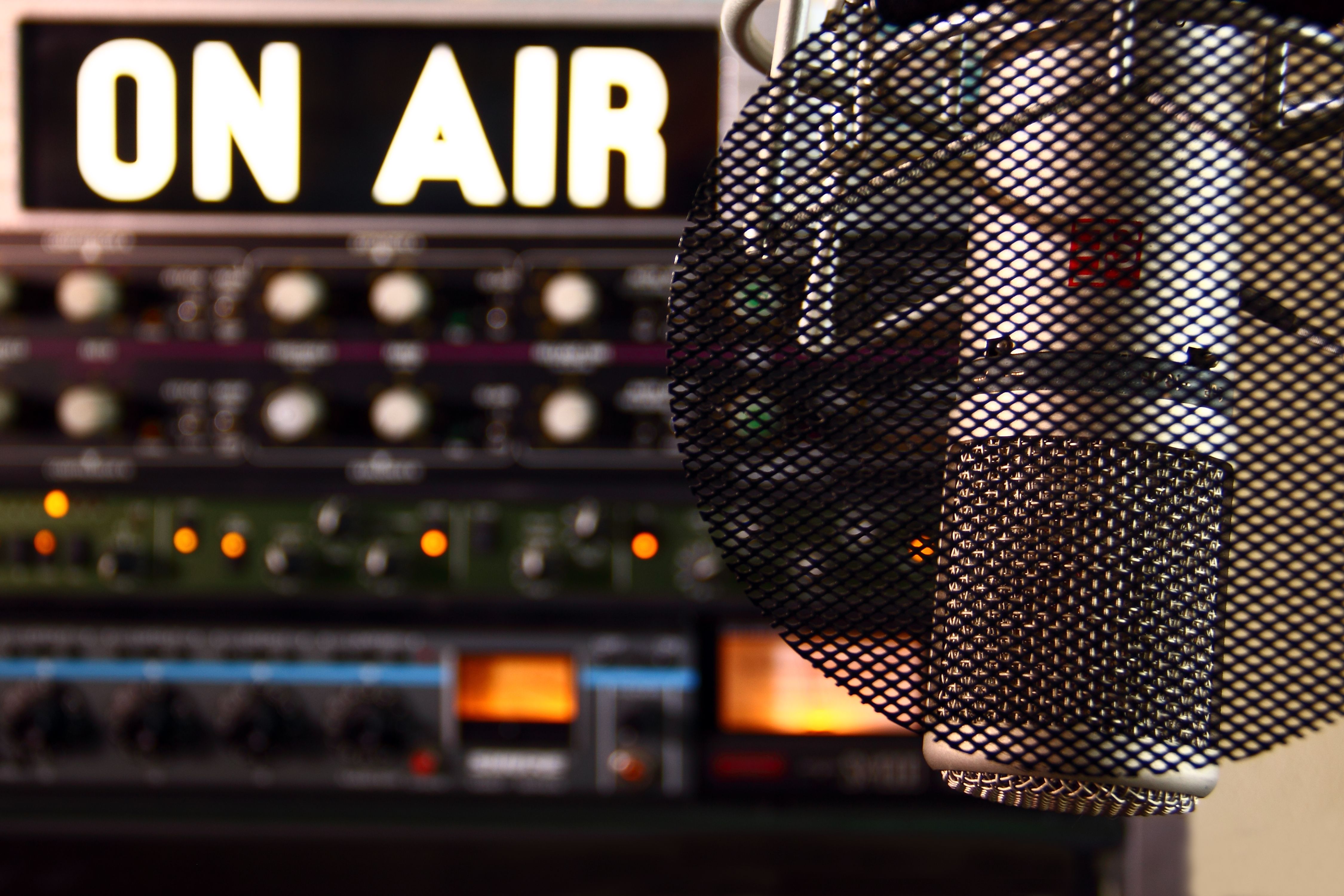 Mikrofon vor einem On-Air-Schild im Radiostudio