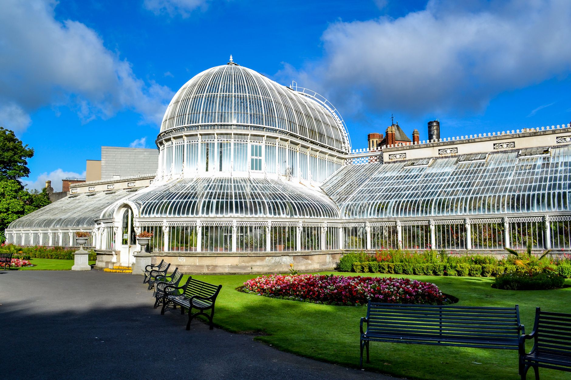 Belfast'ta parlamento binası önünde toplanan kalabalık
