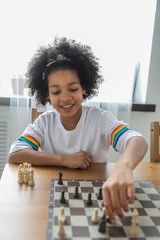 一个卷发孩子专注地下棋，神情快乐