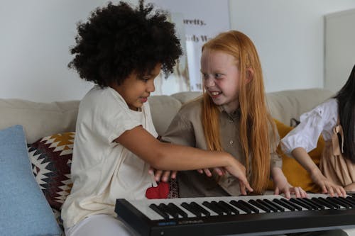 Birlikte Oynayan Komik çok ırklı Küçük Kızlar