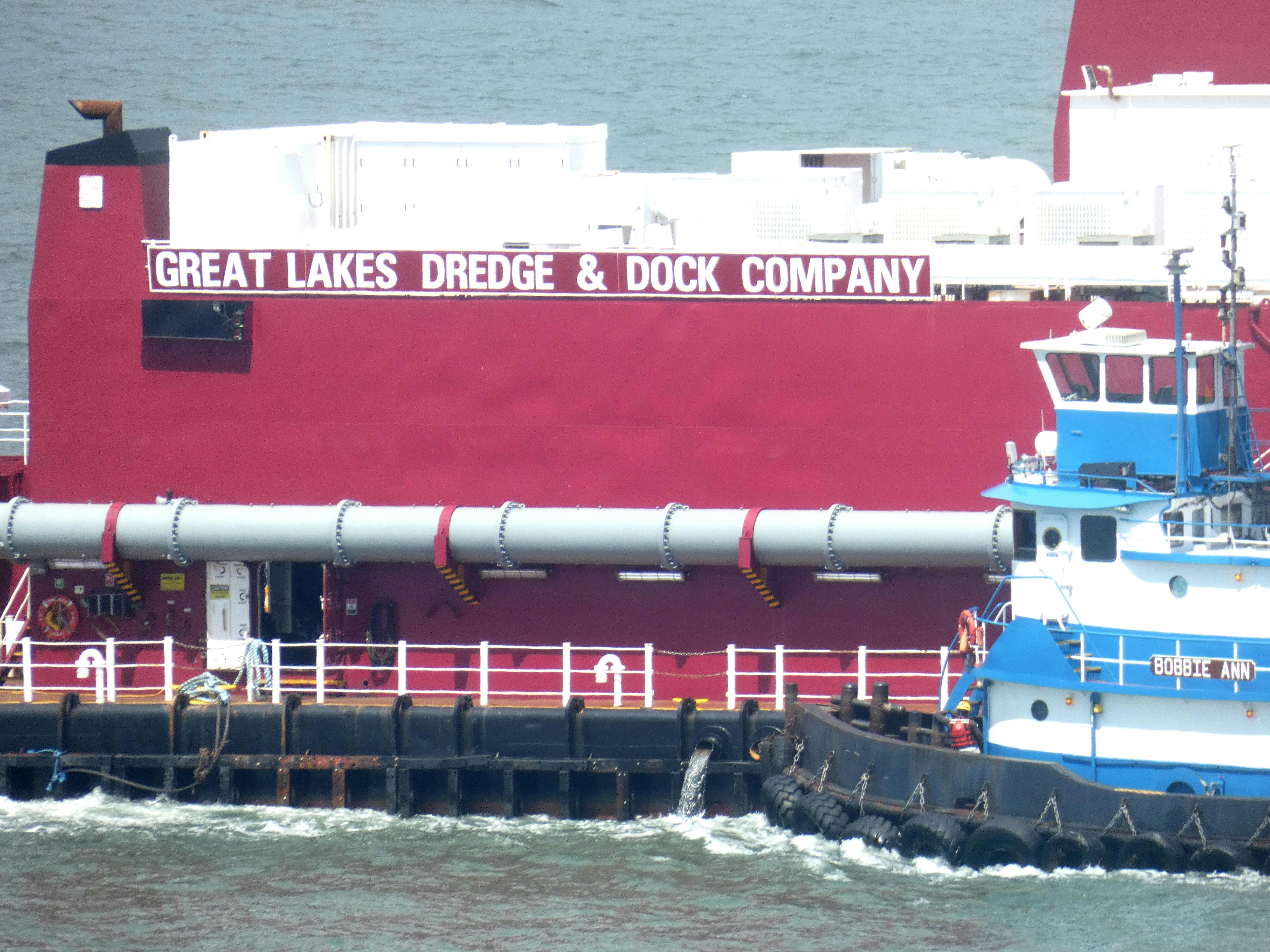 보험 서류를 확인하는 모습