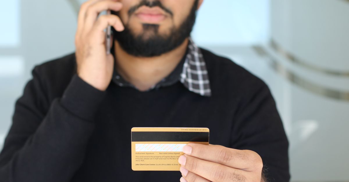 Eine Person telefoniert mit dem Kundenservice ihrer Bank, um nach einem Betrugsfall die Karte sperren zu lassen