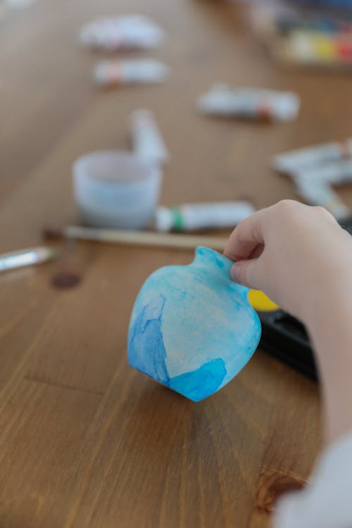 Criança Mostrando Vaso Decorado Em Aquarela