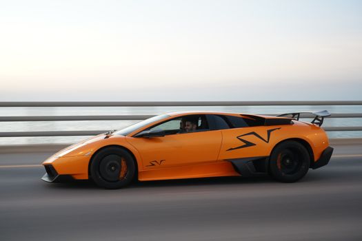 Malerische Straße & Auto – Sportwagen Wallpaper