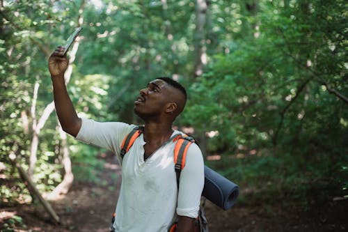 Fotobanka s bezplatnými fotkami na tému Afroameričan, aktivita, batoh