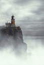 斯普利特岩石灯塔在明尼苏达州悬崖上的雾蒙蒙景色